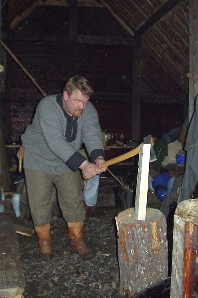 Knut klyver ved