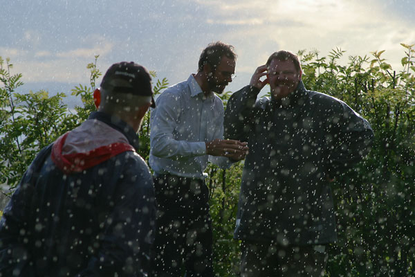 Claes, Hans och Peter i regnet